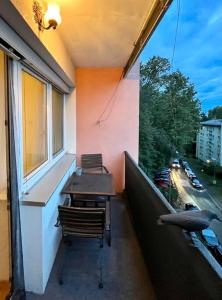 einen Balkon mit einem Tisch und Stühlen sowie einem Fenster in der Unterkunft Wohnung Nähe LKH und der Med Uni in Graz