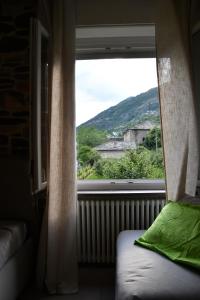 una finestra in una camera con letto e vista di Smile accomodation Winter time ad Aosta