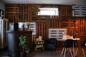 una camera con una parete in legno, tavolo e sedie di Smile accomodation Winter time ad Aosta