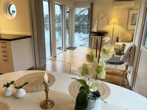 uma sala de estar com uma mesa e uma vela em Nice cottage located on a seaside plot outside Oskarshamn em Oskarshamn