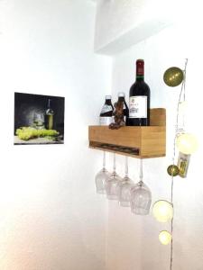 una estantería con botellas de vino y copas de vino en una pared en Altstadt Apartment Kempten, en Kempten