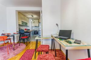 Apartment Saga With Terrace And Parking - Happy Rentals في زغرب: غرفة معيشة مع مكتب مع لاب توب عليه
