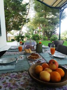 un tavolo con un cesto di frutta sopra di Villa Roberta - Homelike Villas a Fano