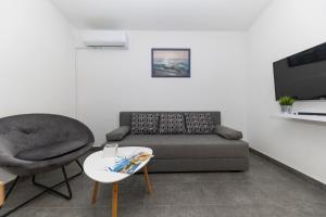 Televízia a/alebo spoločenská miestnosť v ubytovaní Family apartments Zadar - Ryanair's September