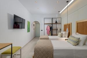 TV a/nebo společenská místnost v ubytování Nirvana Beach Hotel