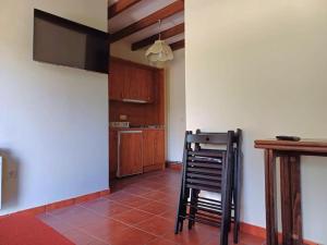eine Küche mit einem Tisch und einem Stuhl in einem Zimmer in der Unterkunft Casa G. Mirador de las Ubiñas in Ríospaso