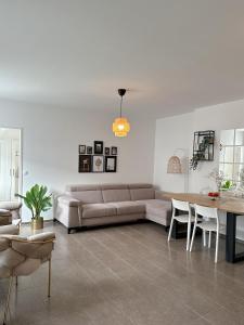 salon z kanapą i stołem w obiekcie Modernes Haus nähe Parndorf w mieście Bruck an der Leitha