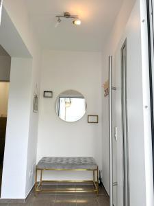 ławka w korytarzu z oknem w obiekcie Modernes Haus nähe Parndorf w mieście Bruck an der Leitha