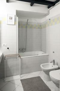 A bathroom at ComeCasa Grazioso Loft in Crocetta near Mangiagalli