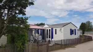 布列登Chalet Sonnenschein的一座带围栏的白色小房子