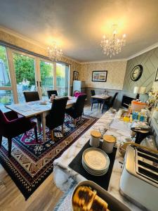kuchnia i jadalnia ze stołem i krzesłami w obiekcie Double bed Small En-suite for 2 w mieście Killybegs
