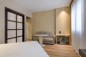 Postel nebo postele na pokoji v ubytování AC Hotel Valencia by Marriott