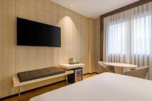 TV a/nebo společenská místnost v ubytování AC Hotel Valencia by Marriott