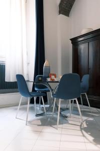 A seating area at ComeCasa Grazioso Loft in Crocetta near Mangiagalli