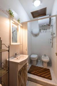 un baño con lavabo e inodoro en Casa Onda - nel cuore della contrada, en Siena