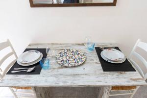 una mesa con dos platos y un pastel en ella en Casa Onda - nel cuore della contrada, en Siena 9 fotos más
