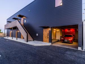un coche está aparcado dentro de un garaje en Rakuten STAY MOTEL Kujukurihama Katakai 104 2LDK with BBQ terrace Garage concept room, en Kujukuri