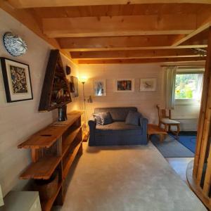 een woonkamer met een bank en een tafel bij Chalet Stadel Sonnet in Bellwald