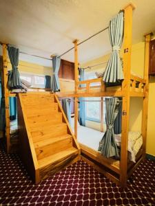 kilka łóżek piętrowych w pokoju w obiekcie Kwabahal Boutique Hostel w Katmandu