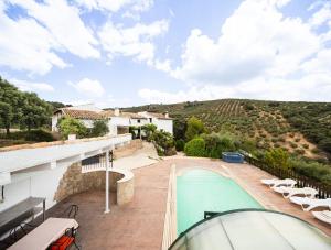 uma villa com uma piscina e uma montanha em La Pedriza del Serval em Montefrío