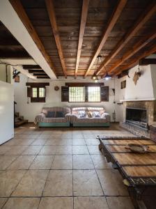 uma sala de estar com um sofá e uma lareira em La Pedriza del Serval em Montefrío