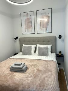 1 dormitorio con 1 cama con 2 toallas en Esplanaadi Residences en Pärnu