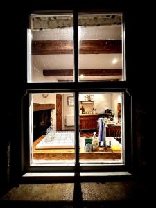 una finestra con vista su una cucina di Luxurious cottage with cosy fireplace in Matlock a Winster