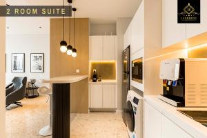 uma cozinha com um balcão e uma suite em Bukit Bintang Brand new luxury skypool by LuxeHost em Kuala Lumpur
