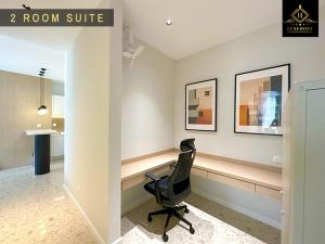 um quarto com uma secretária e uma cadeira numa suite em Bukit Bintang Brand new luxury skypool by LuxeHost em Kuala Lumpur