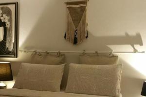 Un pat sau paturi într-o cameră la Cristina’s flat Riccione