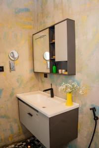 a bathroom with a sink and a mirror at O2 Villas Ella in Ella