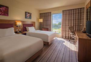 Giường trong phòng chung tại London Luton Vale Hotel +28 ảnh