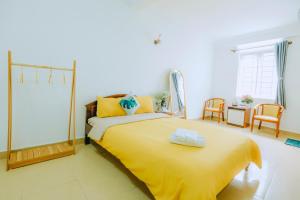 Postel nebo postele na pokoji v ubytování Pearl Wealth Dalat Hotel