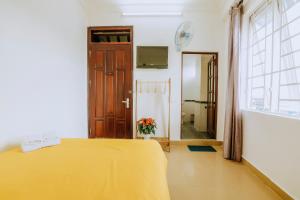 Postel nebo postele na pokoji v ubytování Pearl Wealth Dalat Hotel