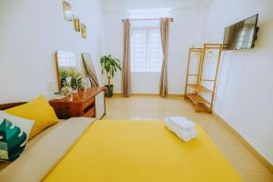 Postel nebo postele na pokoji v ubytování Pearl Wealth Dalat Hotel