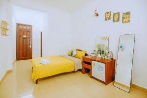 Postel nebo postele na pokoji v ubytování Pearl Wealth Dalat Hotel