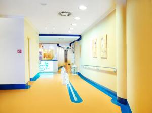 einen Krankenhausflur mit gelbem und blauem Boden in der Unterkunft Strandvillen - Wald & See in Zinnowitz