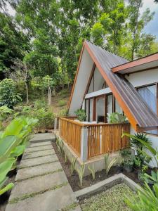 une maison avec une passerelle menant à l'avant de celle-ci dans l'établissement Casa Maria at Bigang Munti, à San Juan