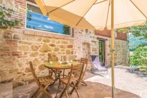 Balcone o terrazza di Villa La Lucertola - Private Pool & AC In Umbrian Village