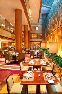 A restaurant or other place to eat at Sheraton Ningbo Hotel - Tianyi Square
