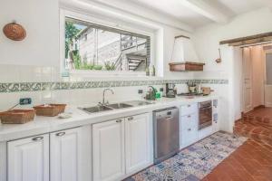 Cucina o angolo cottura di Villa La Lucertola - Private Pool & AC In Umbrian Village