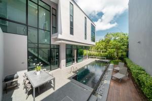 - Vistas al exterior de una casa con piscina en Villa Lami - Tropical Modern Loft Phuket with 3BD, private pool, Gym and Sauna en Phuket