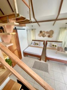 - un salon avec 2 lits et un escalier dans l'établissement Casa Maria at Bigang Munti, à San Juan