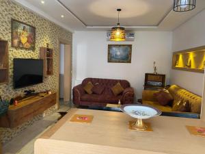 - un salon avec un canapé et une télévision dans l'établissement luxe et confort appartement Sahloul 4, à Sousse