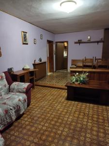 ein Wohnzimmer mit Sofa und Klavier in der Unterkunft La Casa nel Borgo in Piancastagnaio