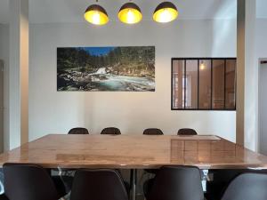 a conference room with a large wooden table and chairs at Joli T3 rénové ds une villa 1900 in Cauterets