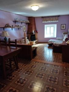 ein Wohnzimmer mit einem Bett und einem Tisch in der Unterkunft La Casa nel Borgo in Piancastagnaio