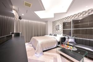 Ruang duduk di Hotel Pasadena 食べ放題飲み放題 - Couple Hotel