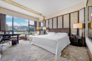 Postel nebo postele na pokoji v ubytování Sheraton Zhongshan Hotel