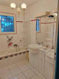 Koupelna v ubytování Chambre à louer dans villa St Clair-V-vue étang Thau